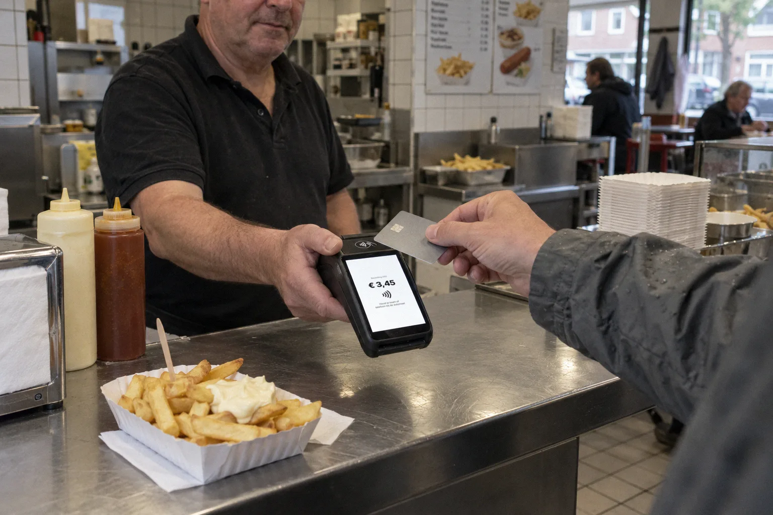 Een klant betaalt contactloos in een snackbar