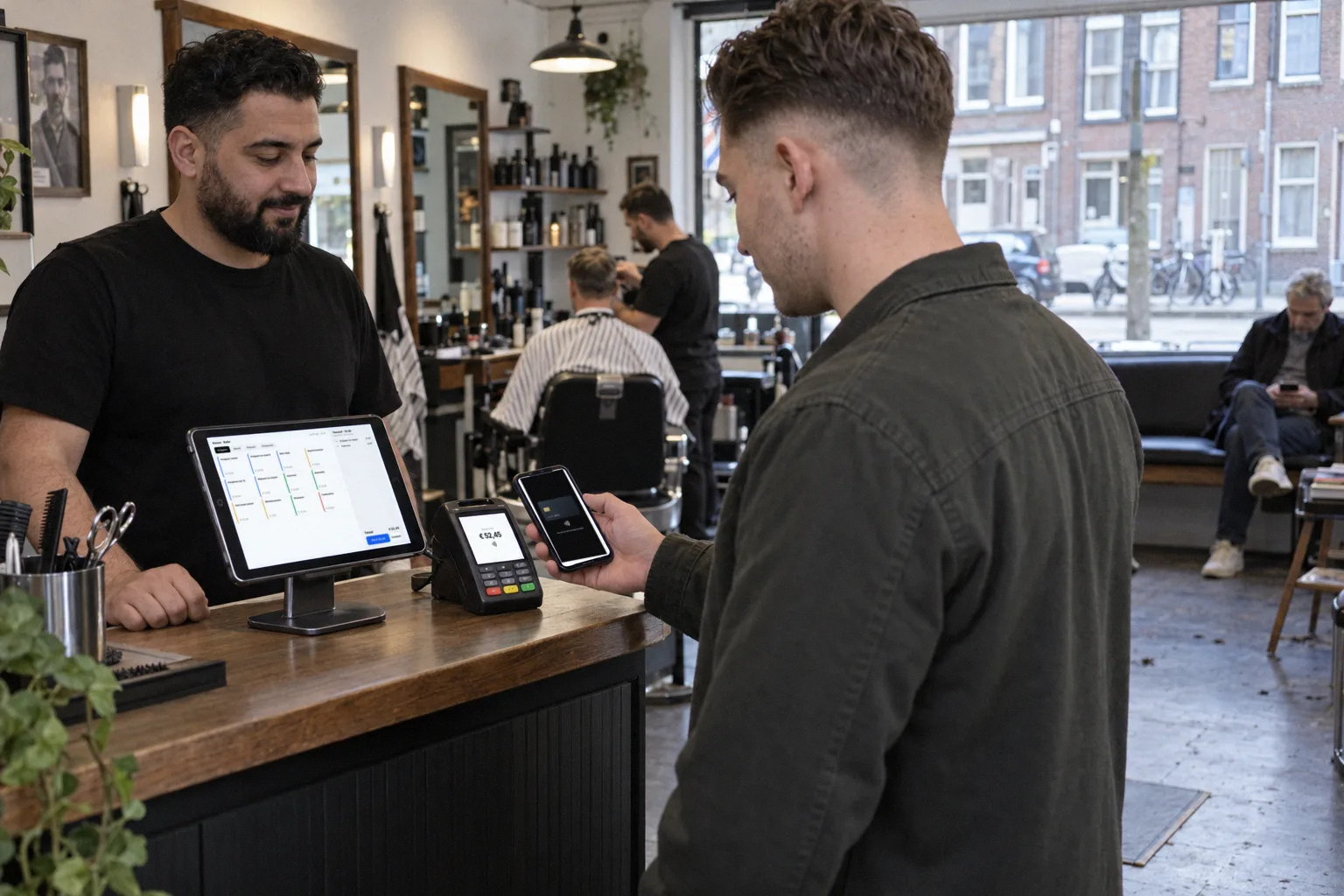 Een klant rekent af aan de balie van een kapperszaak